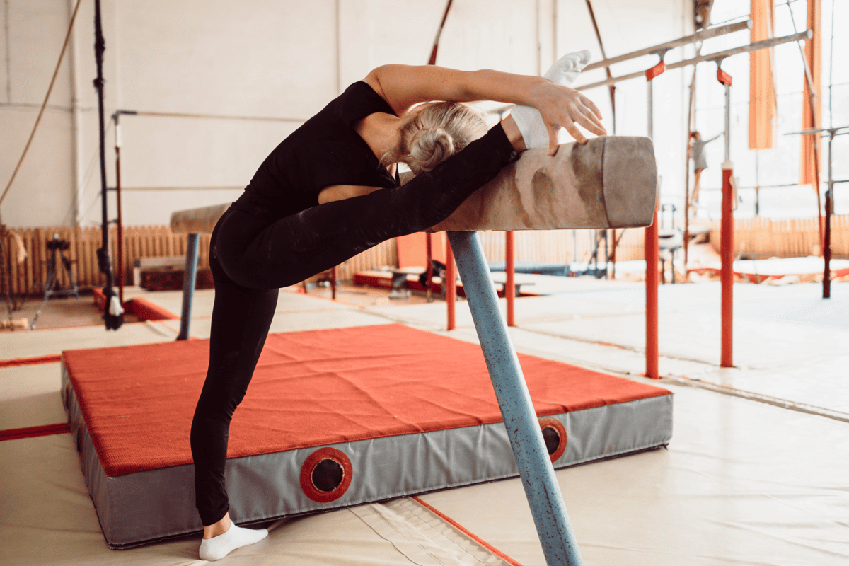 Faire l'équilibre sur une poutre de gymnastique