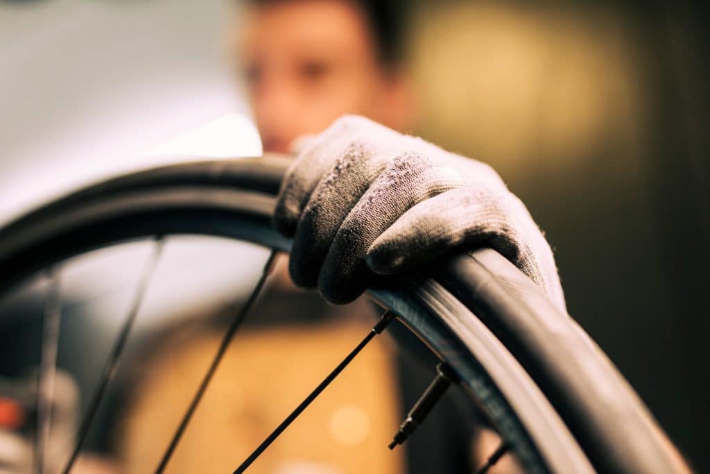 Comment bien réparer un pneu vélo